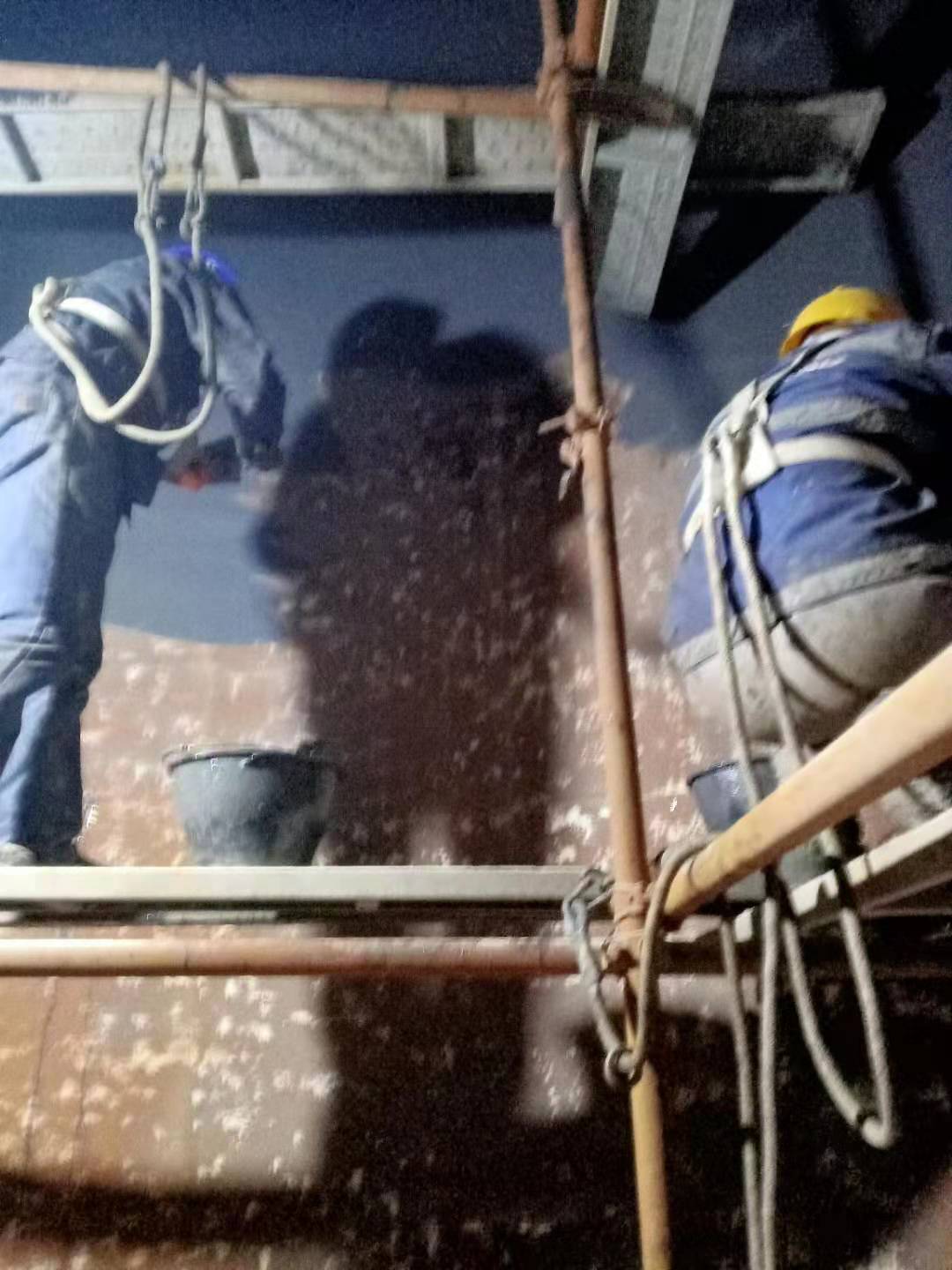 脫硫塔做防腐底涂施工中 脫硫塔做防腐底涂施工中